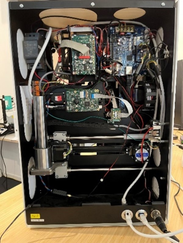 Prototyp drukarki 3D do zastosowań w stomatologii: zawiera wiele komponentów MISUMI, w tym siłowniki (z serii LX), trzpienie, łożyska liniowe i części niestandardowe wykonane za pośrednictwem meviy.